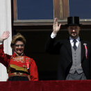 Queen Sonja, Crown Prince Haakon and Crown Princess Mette-Marit greet the Children's Parade from the Palace balcony (Photo: Jarl Fr. Erichsen / Scanpix)